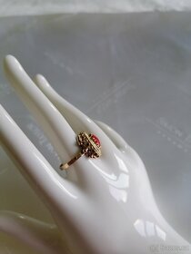 Zlatý starožitný prsten s pravým korálem - 3