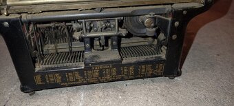 Starý psací stroj UNDERWOOD. - 3