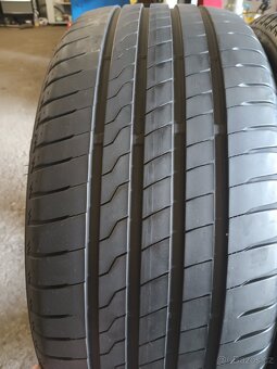 2xletní pneu 235/40/19.Firestone. - 3