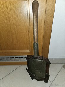 Vojenská lopatka se závěsníkem a bedna na munici - 3