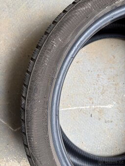 Celoroční pneu Vredestein 235/40 R19 - 3