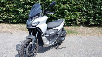 Aprilia SR gt 200 - 3
