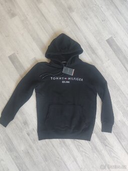 Černá mikina Tommy Hilfiger - 3