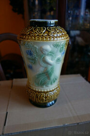 Krásná,stará,keramická,majoliková váza s figurálním motivem - 3