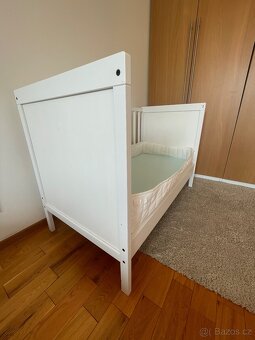 Dětská postýlka IKEA (Sundvik) s matrací a příslušenstvím - 3