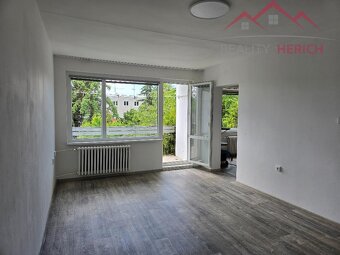 Pronájem cihlového bytu 3+1/B, 100 m2 + garáž, obec Všehrdy - 3