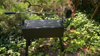 Gril s jehlou a motorkem na otáčení masa - 3