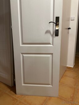 Bílé dveře do interiéru včetně klik - 3