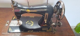Nabízím k prodeji historický šicí stroj Lada - 3