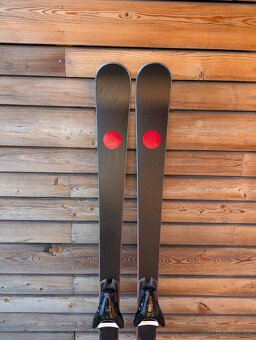 Prémiové švýcarské lyže AK RED, 175cm, 22/23 - 3