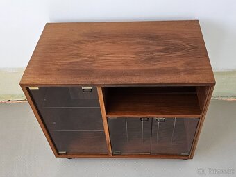 Stará mahagonová skříňka na knihy nebo vinyly. - 3