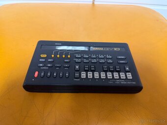 YAMAHA QY10 90'S MINI PORTABLE SYNTHESISER - 3