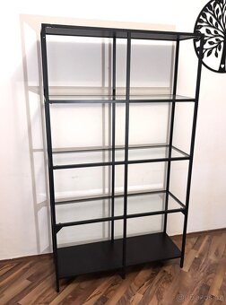 IKEA VITTSJÖ – stylový kovový regál se skleněnými policemi - 3