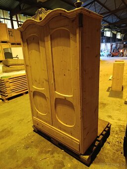 Historická šatní skříň - 3