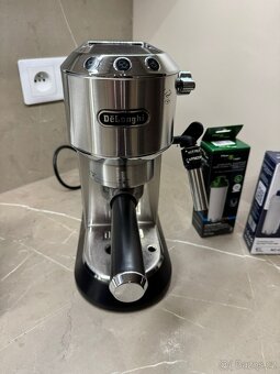 DeLonghi Dedica – kompaktní pákový kávovar + bonus 4x filtr - 3
