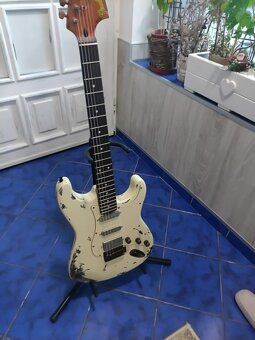 Elektrická kytara Stratocaster - 3