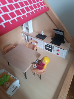 Dřevěný domeček + dřevěný nábytek+příslušenství - 3