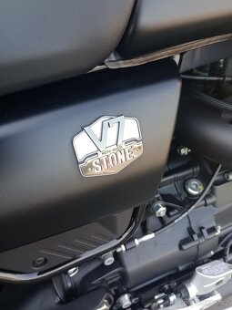 Moto Guzzi V7 Stone - 3