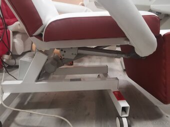 Elektrické kosmeticke křeslo bílé s rezavymi boky 3 motory - 3