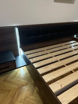 Prodám ložnicový set – postel, noční stolky, komodu a poličk - 3