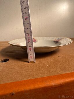 Starožitný hluboký talíř s květinovým dekorem a zlacením - 3