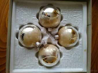 Vánoční baňky, koule plastové, skleněné bílé a další barvy - 3