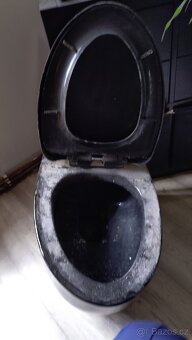 Závěsné WC toaleta černé barvy - 3