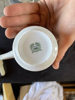 Elegantní porcelánový šálek s jemným dekorem - 3
