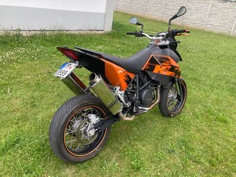 Ktm 690 Sm 46kw po servisu nová stk do 6/2029 bez investic - 3