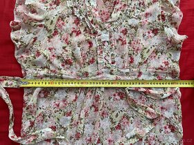 Letní delší květovaná halenka bez rukávů - 3