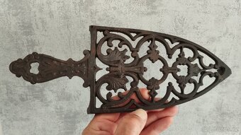 Krásná stará zdobená podložka pod starou žehličku. - 3