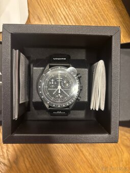 MoonSwatch Mission to Moonphase Snoopy Black - 3