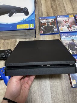 PS4 Slim, 2x ovladač + hry - 3