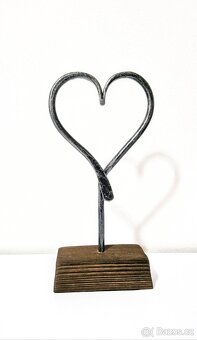 Kované srdce na dřevěném podstavci, srdce na špalku - 3