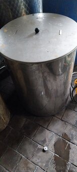 Prodám nerezové nádoby na víno s plovoucím a prachovým víkem - 3