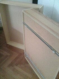2 šuplíky na kolečkách - úložný prostor pod postel, - 3