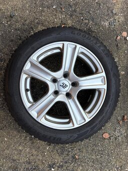 Goodyear Ultragrip 9 205/55/16 - 3