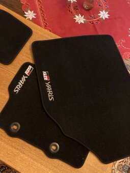 Na YARIS kompletní sada luxusních velurových auto koberců - 3