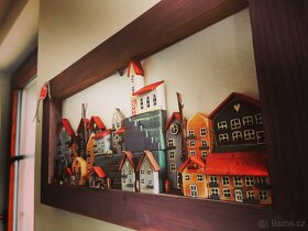 Krásný dřevěný obraz s městečkem z domků - 3