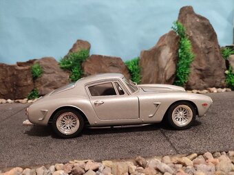 prodám model 1:18 Ferrari 250 GT Berlinetta - 3