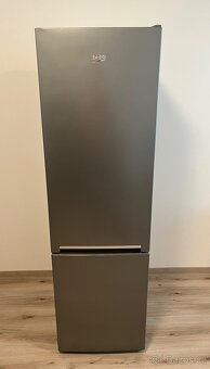Prodám lednici s mrazákem značky Beko v šedé barvě. - 3