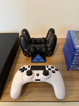 PS4 pro s třemi ovladači a hrami - 3