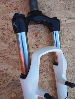 Odpružená vidlice SR Suntour XCM 30, 26" - 3