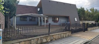Obyvací pokoj + kuchyň 130m2.Celková obytná plocha 260m2 - 3