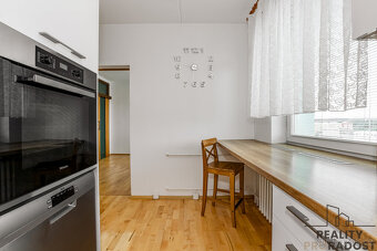 Světlý prostorný byt 3+1 s jídelnou a dvěma balkony v posled - 3