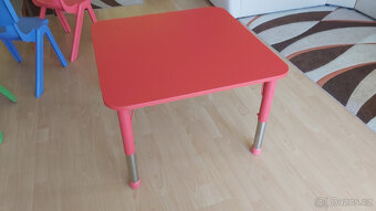Dětský stůl a čtyři židle - 3