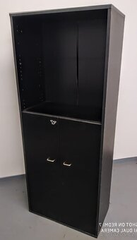 Prodám prosklenou vitrinu a skříň - 3