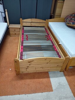 Prodám hezkou postel z masivu-smrk 100 x 200 cm - 3