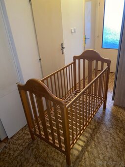 Dřevěná dětská postýlka 120x60 – masiv, pěkný stav - 3