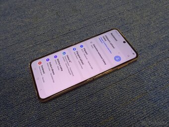 Pěkný Samsung Galaxy Z Flip4 GOLD 8/256GB - 3